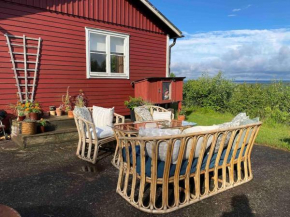 Cozy Hilltop Cottage With Fantastic View, Undenäs